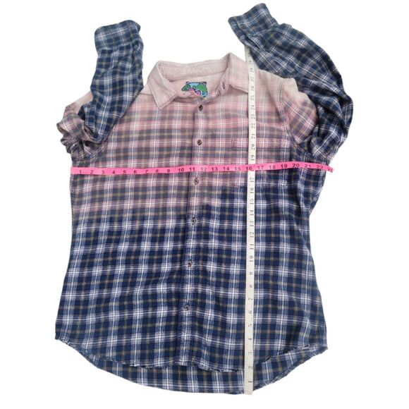 UPCYCLED Flannel with "Heart Earth" Embroidered Patch | Large - Picture 3 of 6